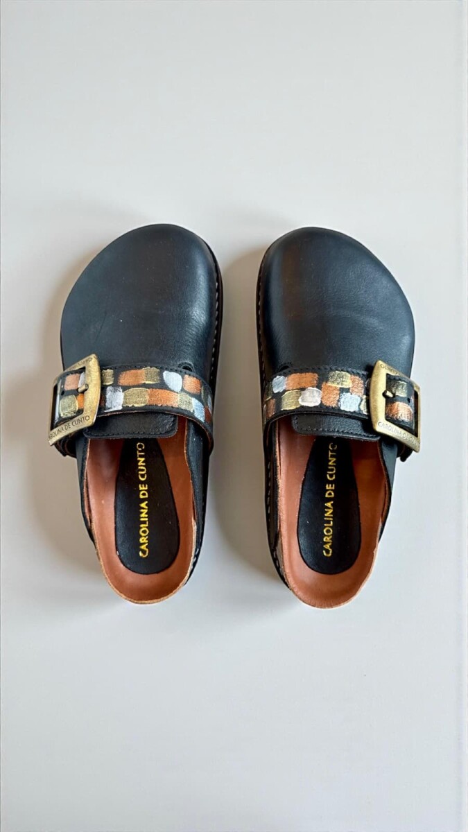 Sandalias SAKI Negras Línea Ottenta Con Hebilla Y Arte Carolina De Cunto Pintado A Mano 