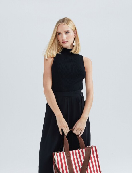 MUSCULOSA EN TELA ACANALADA CON CUELLO ALTO NEGRO