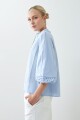 Blusa romántica bordada celeste