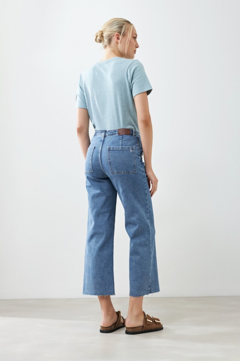 Jean culotte Paulina con botones metálicos jean medio