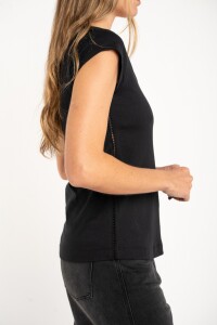 Remera Escote V Puntilla Negro