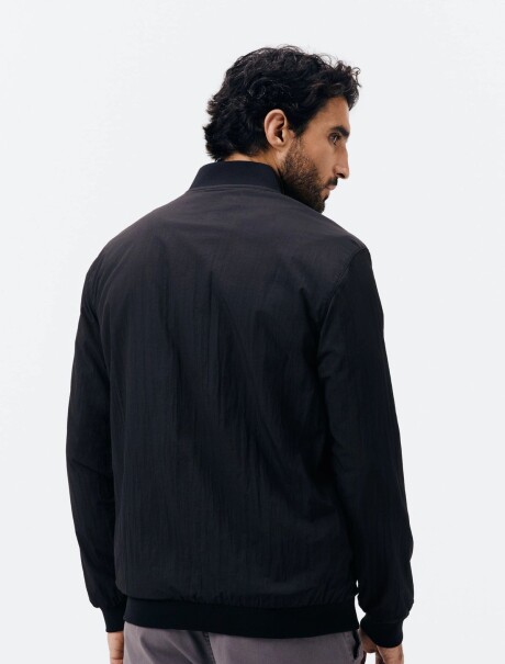 CAMPERA BOMBER CON BOLSILLOS NEGRO