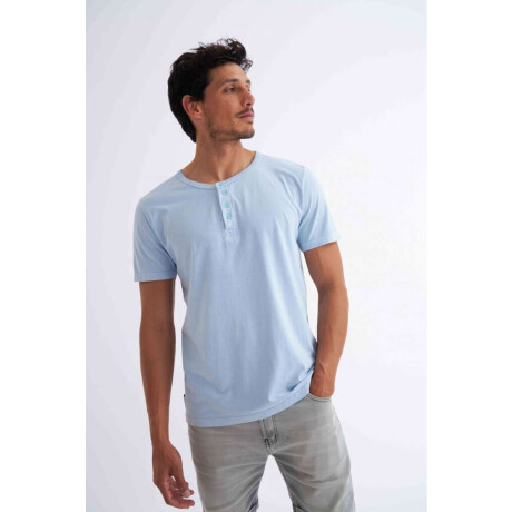 Remera básica Ottis Celeste