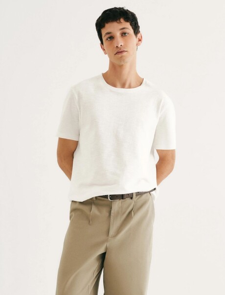 CAMISETA EN TELA TEXTURIZADA MODELO REGULAR BEIGE