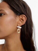 Pendientes Asimétricos Con Perlas dorado