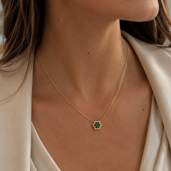 Collar Aelia en oro amarillo 18k con esmeraldas y brillantes Collar Aelia en oro amarillo 18k con esmeraldas y brillantes