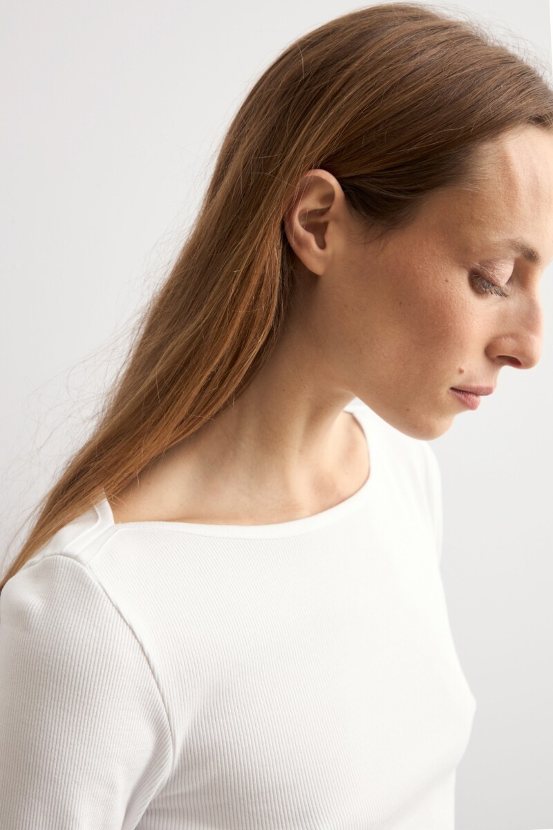 Remera escote bote blanco