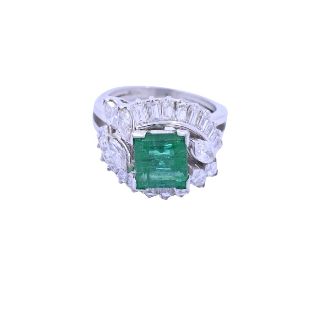Anillo oro 18 k con esmeralda central brillantes navette y baguette. Anillo oro 18 k con esmeralda central brillantes navette y baguette.