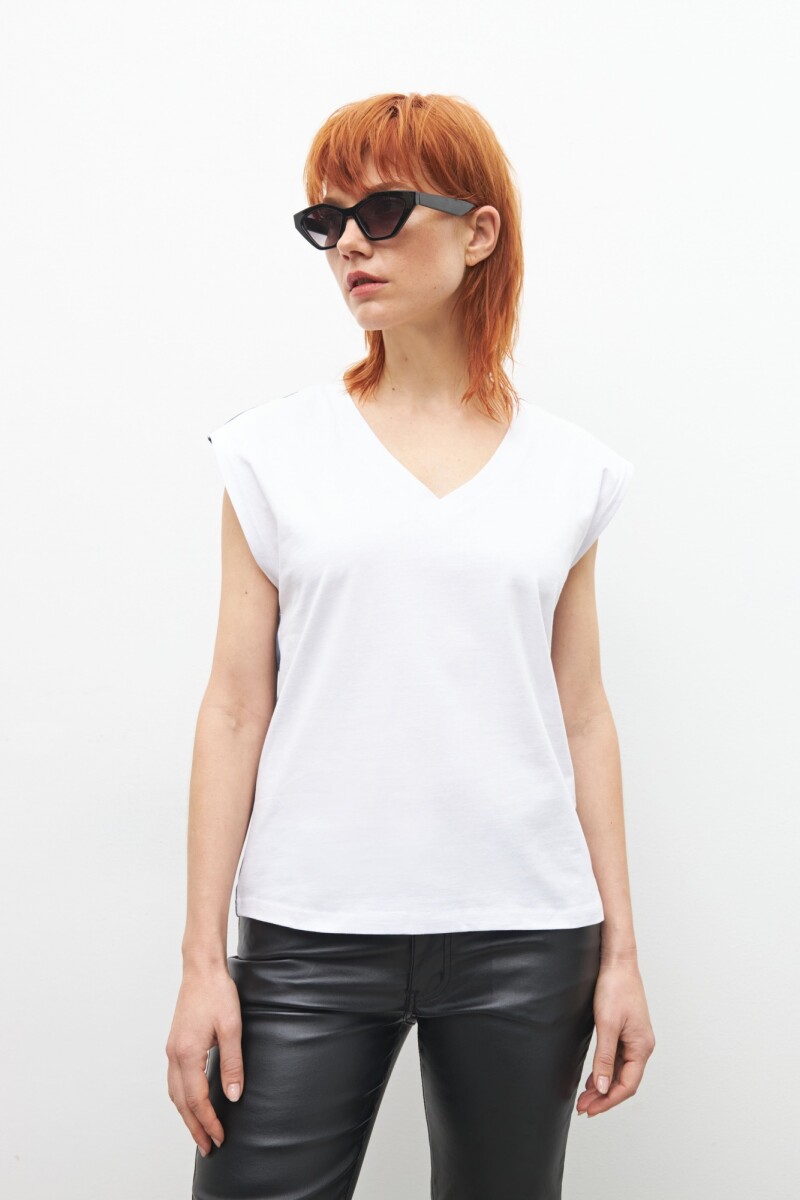 Remera con botones laterales blanco