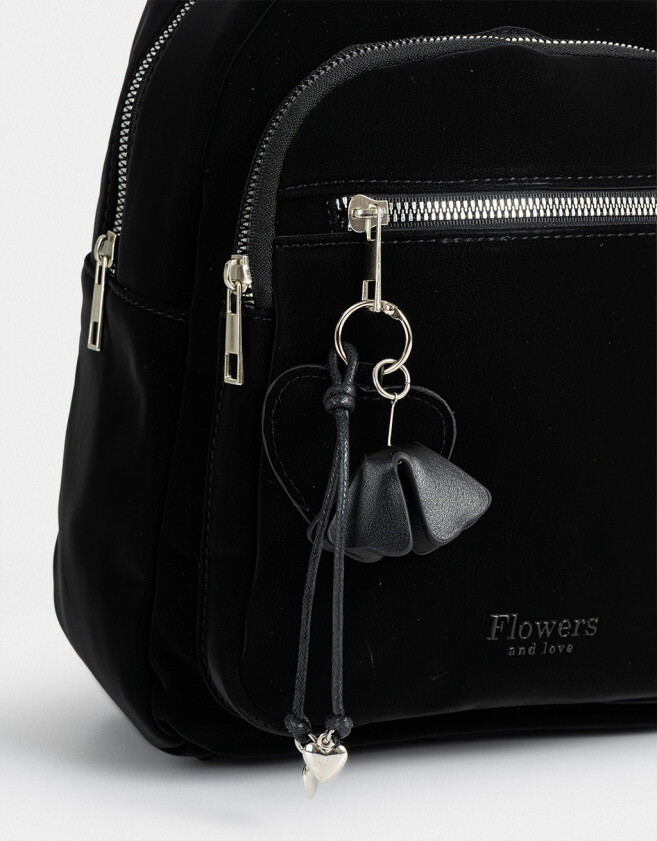 Mochilas Urbanas Mochila De Cuerina Con Charm - Negro