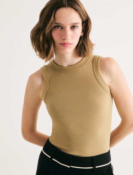 MUSCULOSA BÁSICA EN TELA ACANALADA BEIGE