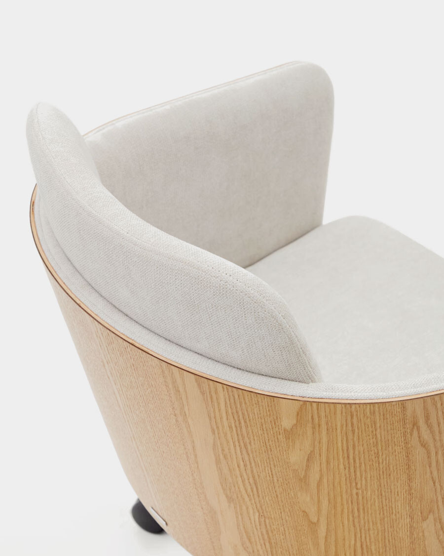 Silla de escritorio Madai de chenilla beige y chapa de fresno con acabado tono natural Silla de escritorio Madai de chenilla beige y chapa de fresno con acabado tono natural