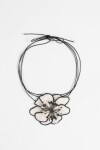Collar flor petalo tela blanco