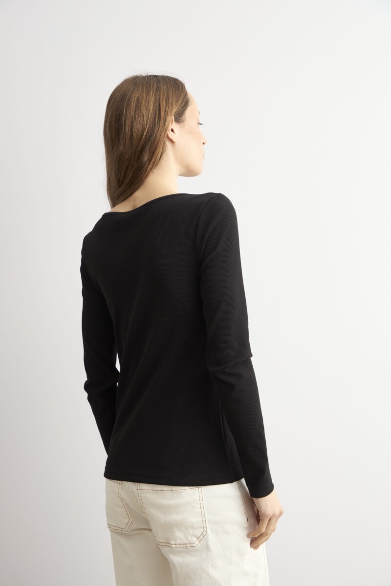 Remera escote bote negro