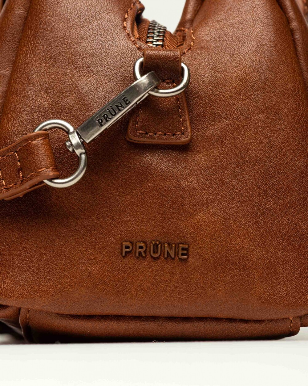 Cartera de mano Call en efecto cuero liso Tabaco