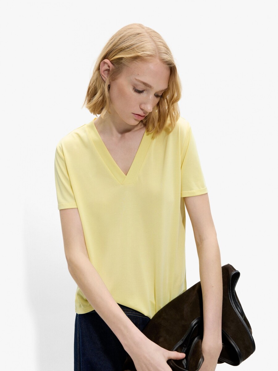 Camiseta Básica Cuello Pico amarillo