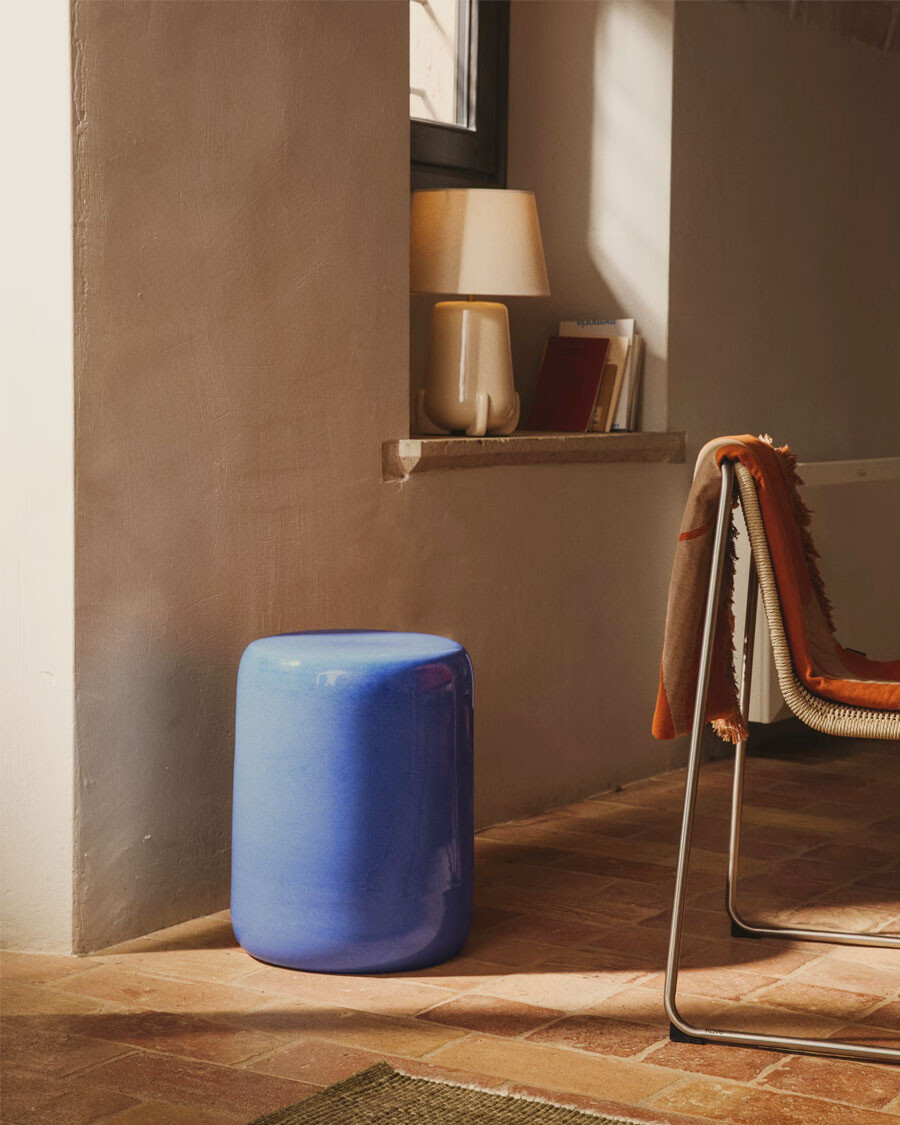 Mesa auxiliar exterior Mesquida de cerámica con acabado azul glaseado Ø 35 cm Mesa auxiliar exterior Mesquida de cerámica con acabado azul glaseado Ø 35 cm