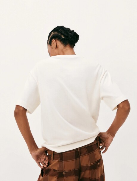 CAMISETA OVERSIZED CON ESTAMPA BEIGE