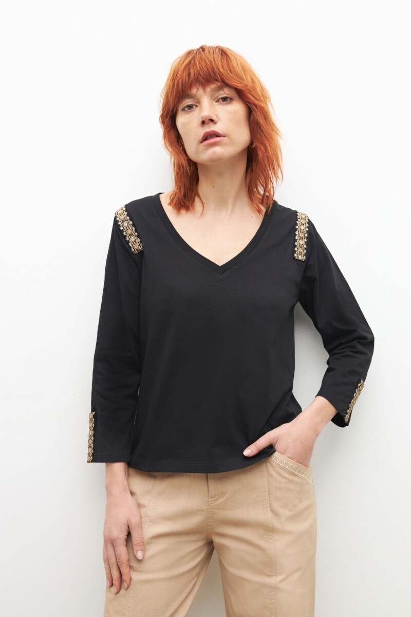 Remera bordada escote V negro