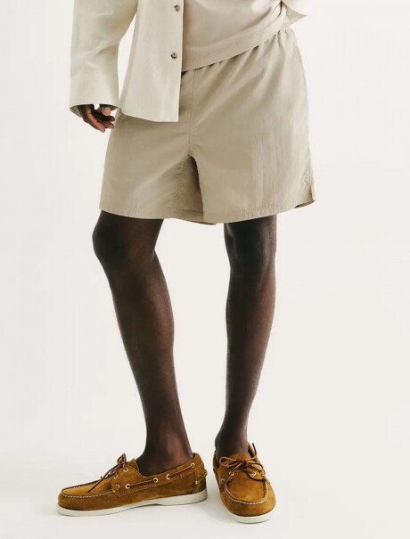 SHORT MODELO RECTO CON CORDÓN BEIGE