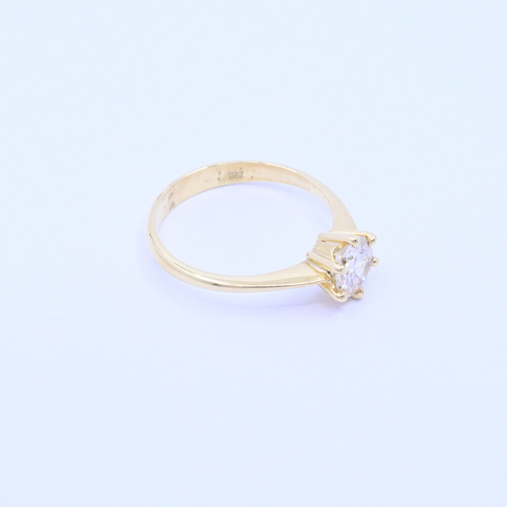 Anillo solitario oro 18k y brillante engarce 6 puntas. Anillo solitario oro 18k y brillante engarce 6 puntas.