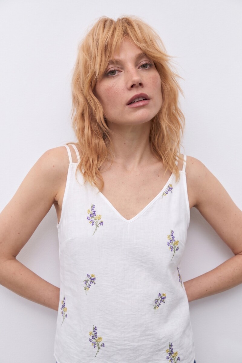 Top con flores bordadas crudo