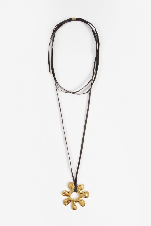 Collar cordón de suede y flor de acero dorado