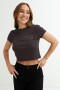 Remera crop top con estampa MARRON
