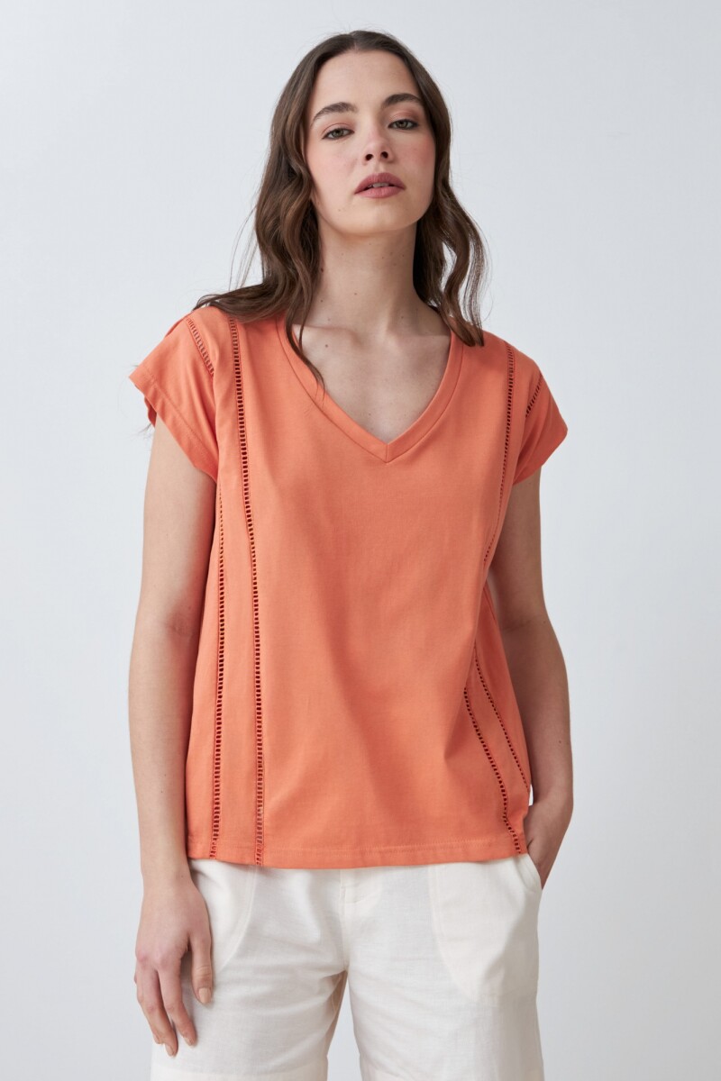 Remera escote en V con vainillas durazno