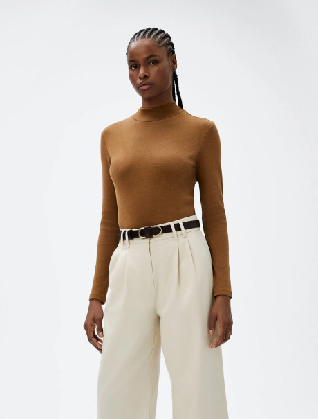 POLERA BÁSICA CON ELASTANO MARRÓN
