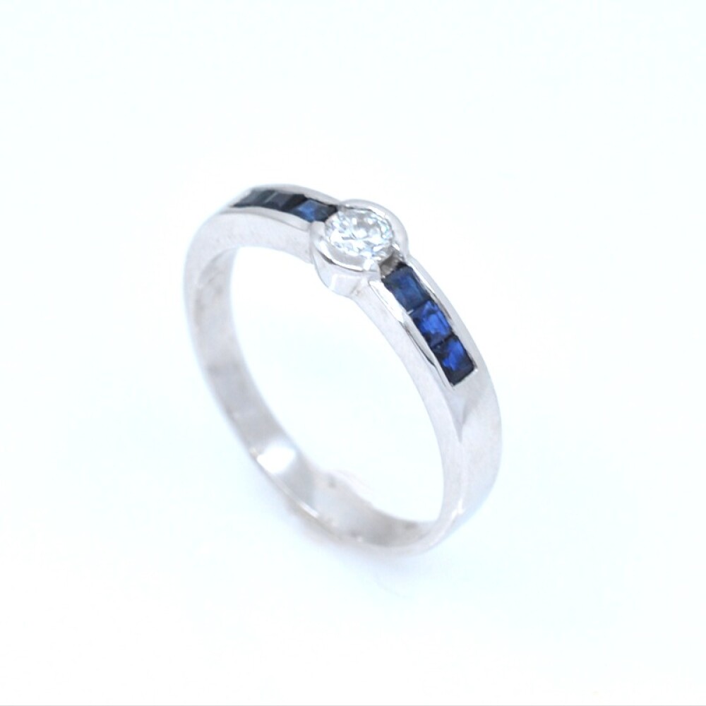 Anillo en oro 18k blanco , brillante y zafiros Anillo en oro 18k blanco , brillante y zafiros
