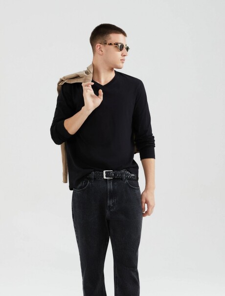 CAMISETA UNISSEX CON ESCOTE V NEGRO