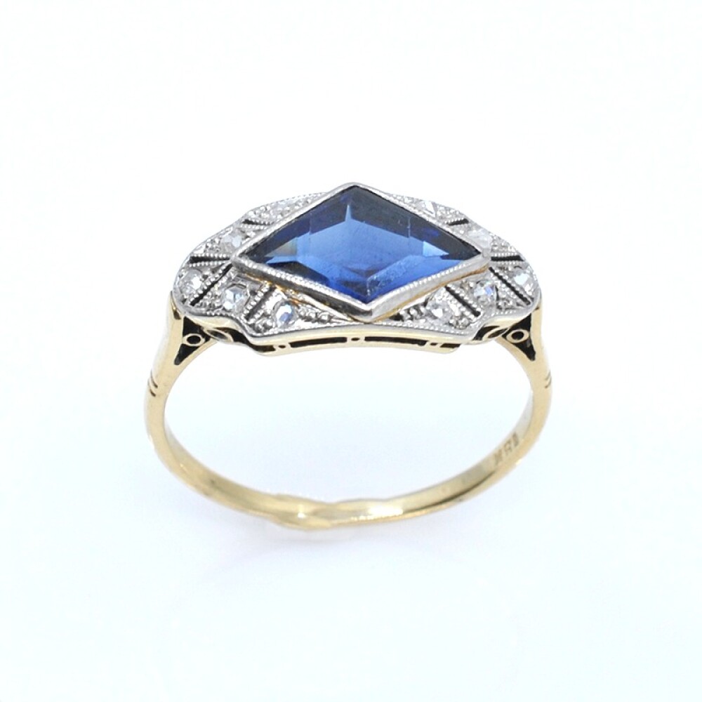 Anillo en oro 18k con piedra de color azul y diamantes Anillo en oro 18k con piedra de color azul y diamantes