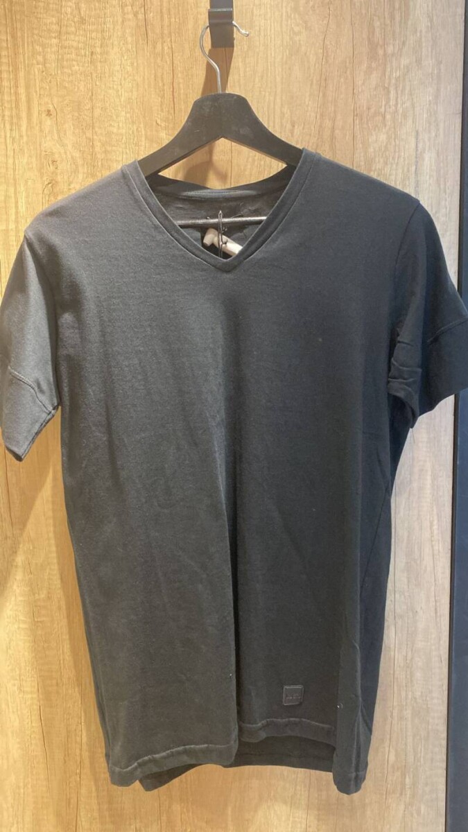 REMERA ESCOTE V CON PUñO 