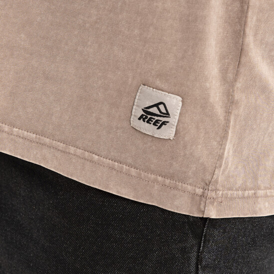 Remera Reef Oversize Front Woven Label Marrón