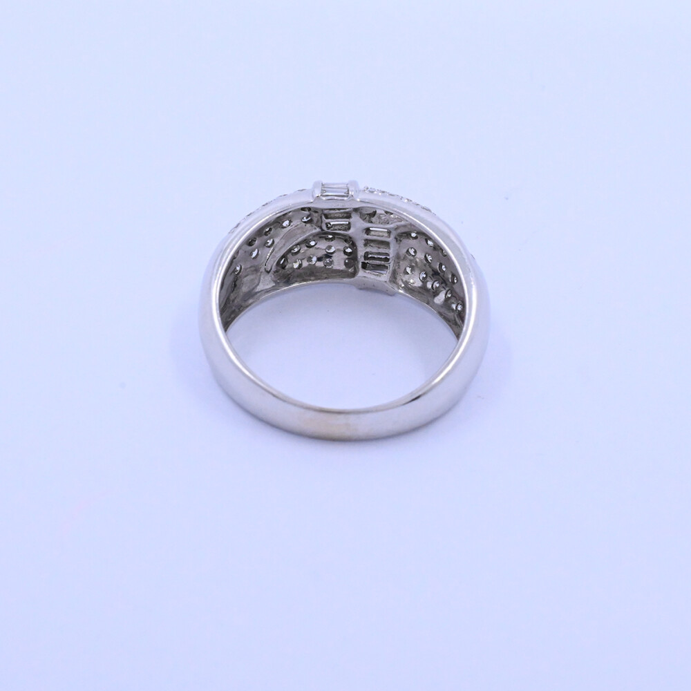 Anillo oro 18k blanco con brillantes baguette y redondos. Anillo oro 18k blanco con brillantes baguette y redondos.