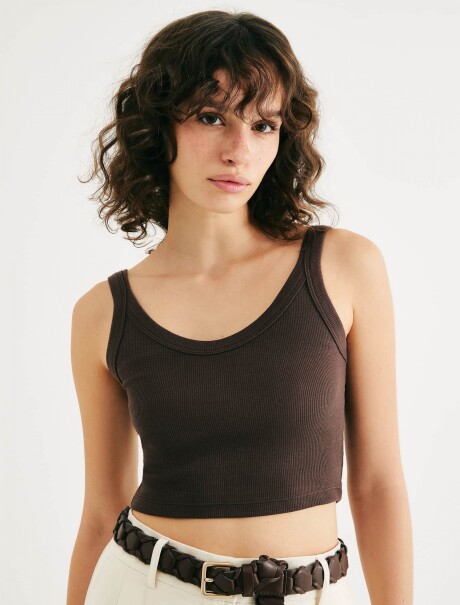 TOP CUELLO EN U EN TELA ACANALADA MARRÓN
