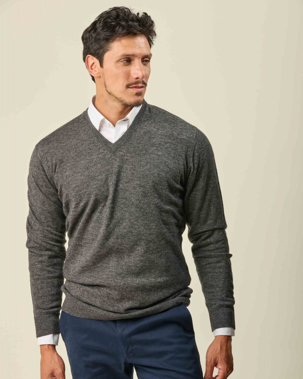 Buzo Lambswool Escote V Gris Oscuro