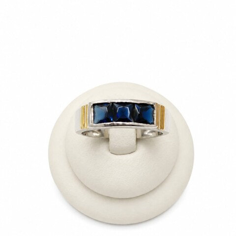 Anillo con tres zirconias azul al centro Anillo con tres zirconias azul al centro