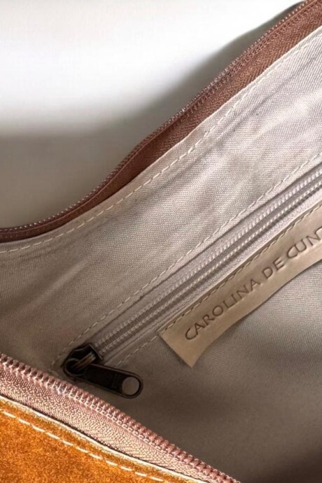 Cartera Alaska En Gamuza Con Flecos Linea Urbana Color Óxido Con Arte