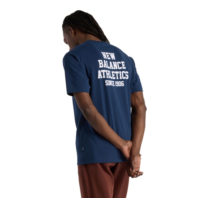 Remera New Balance de Hombre - Varsity Graphic - MT51526NNY BLUE