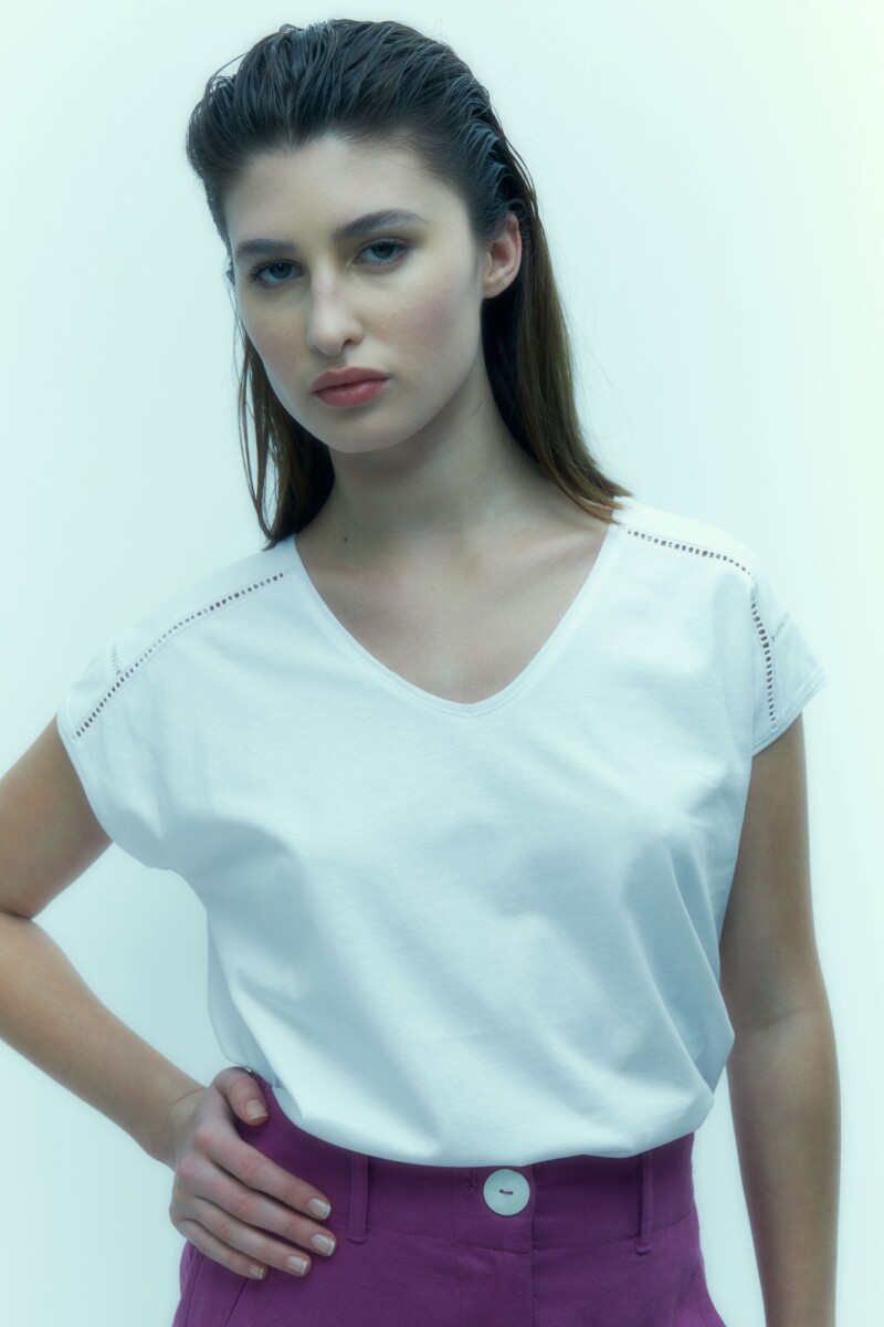 Remera escote V con vainillas en hombros blanco