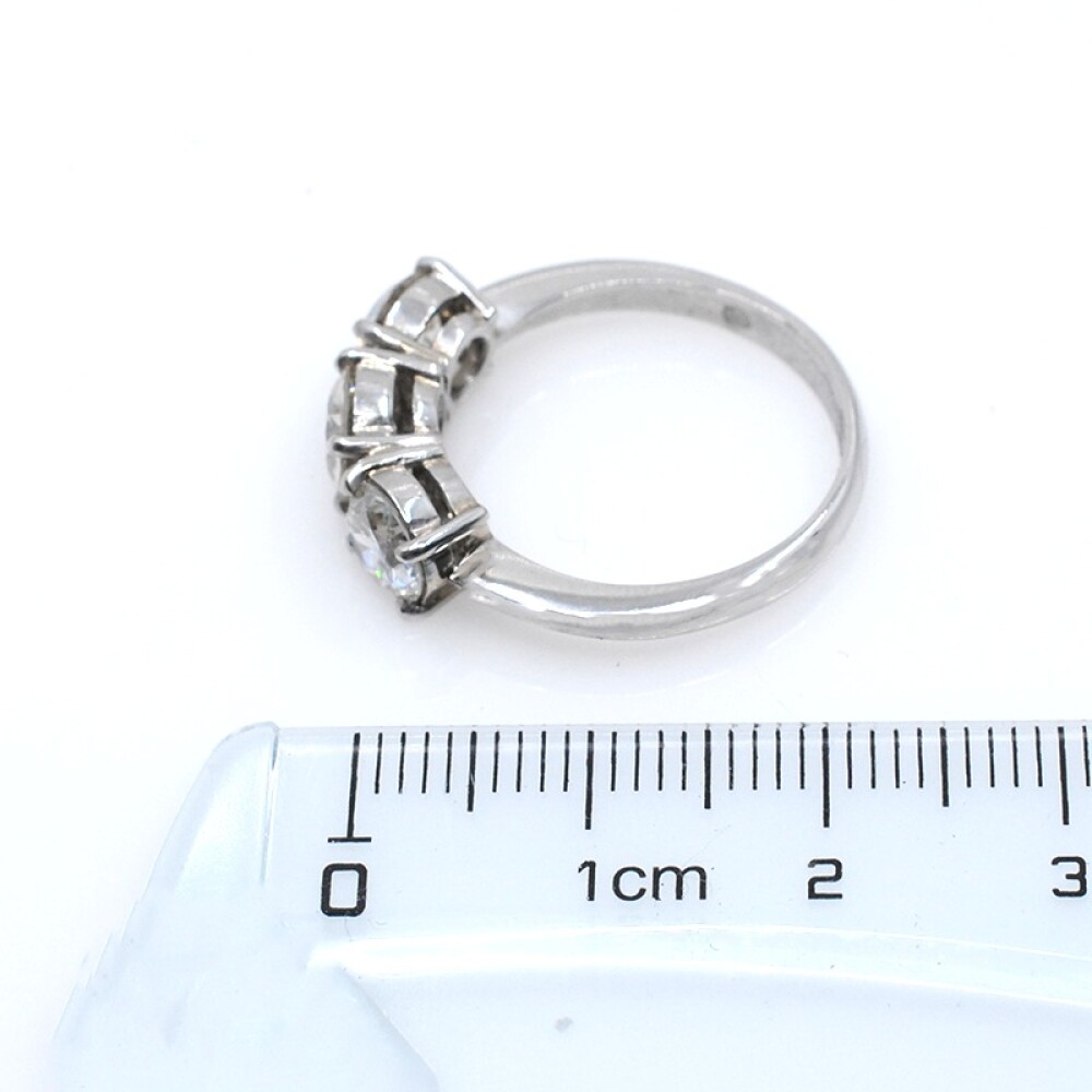 Anillo estilo antiguo en platino, con 3 brillantes, engarce 4 puntas. Anillo estilo antiguo en platino, con 3 brillantes, engarce 4 puntas.