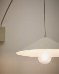 Aplique Kally de metal con acabado pintado beige