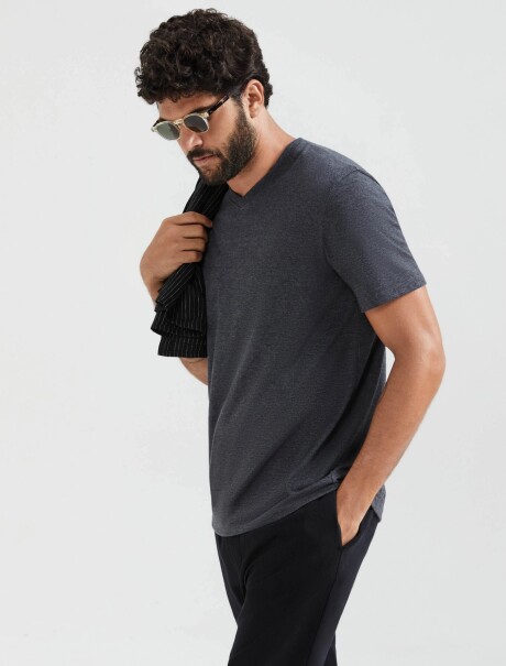 CAMISETA BÁSICA WORLD CUELLO EN V GRIS OSCURO