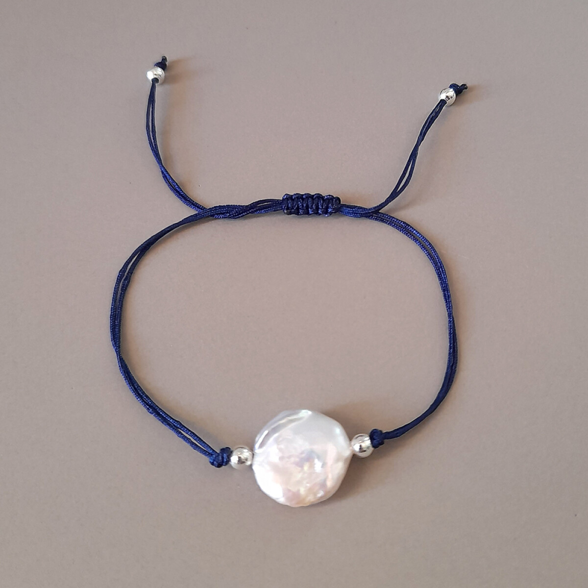 Pulsera TERUEL con perla de río - cordón color azul 