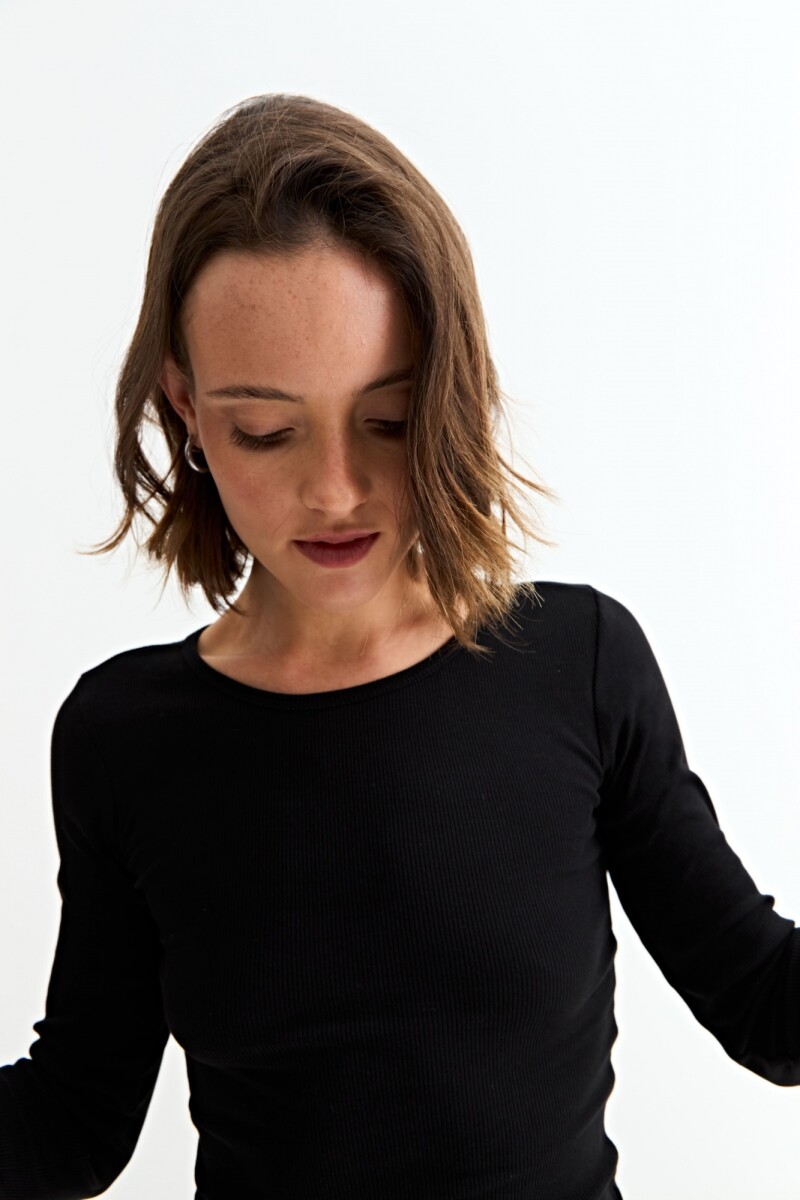 Remera m/l acanalada cuello a la base NEGRO