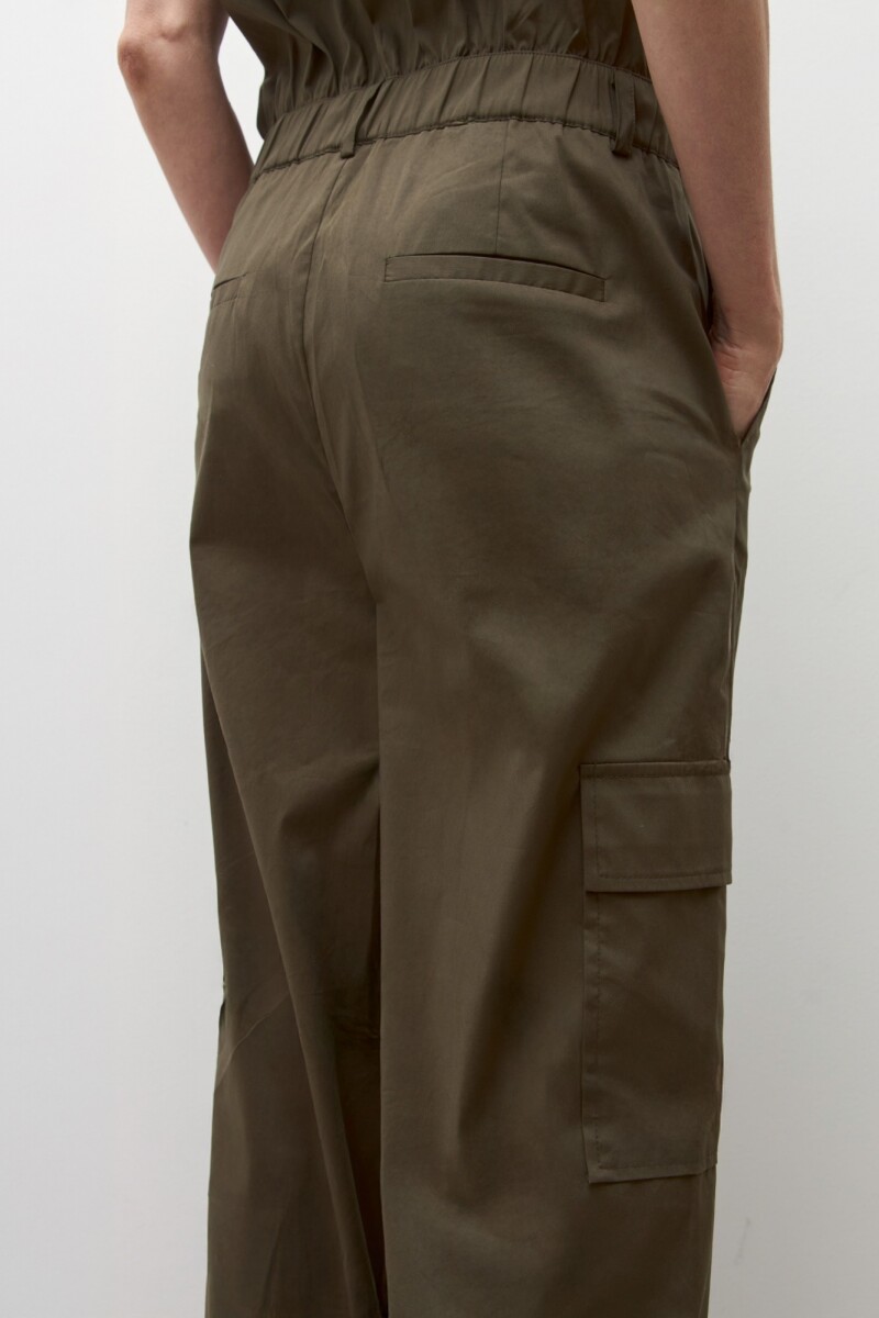 Mono con bolsillos cargo verde oliva