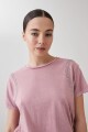 Remera con tachas rosa pastel