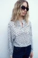 Blusa cuello mao con estampa floral crudo